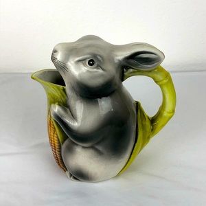 Unique porcelain creamer dispenser
